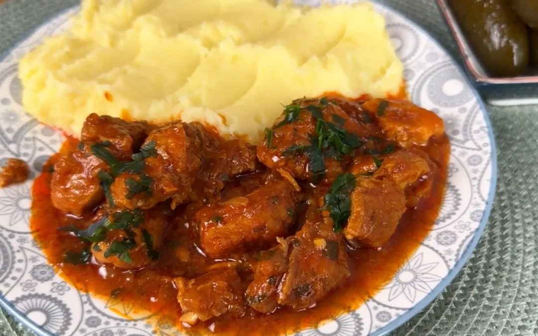 Tocăniță de Porc: O Rețetă Delicioasă și Simplă 🍲